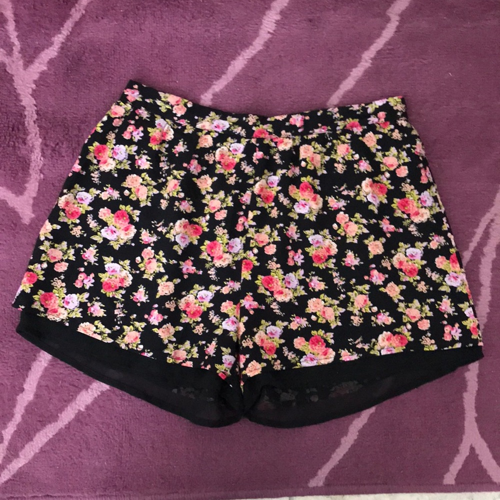 UNWORN High Waisted Printed Shorts - Medium